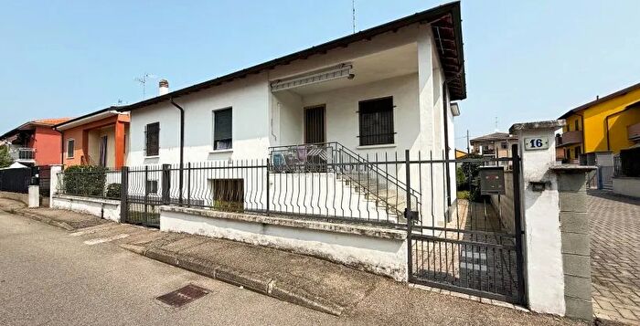 Casa in vendita in Abbiategrasso Via Fratelli Rosselli, Abbiategrasso