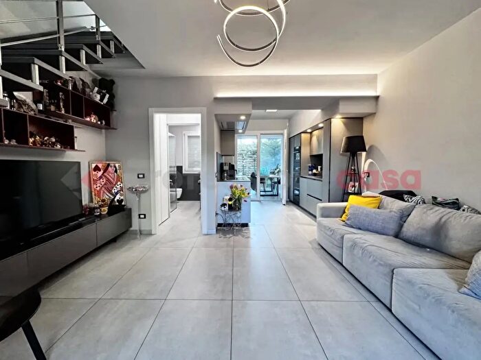 Casa quadrilocale in vendita in Via Vittorio Veneto, Arona