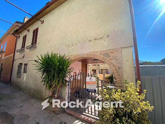 Casa quadrilocale in vendita in Via Case Basse, Foligno