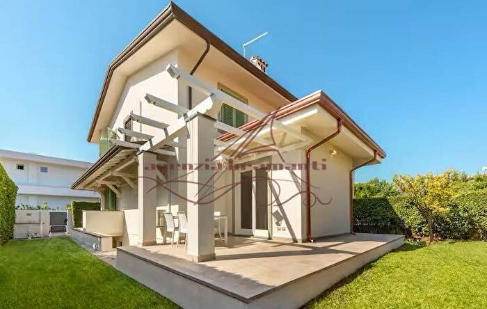 Casa quadrilocale in affitto in Via Arturo Dazzi, Vittoria Apuana, Forte dei Marmi