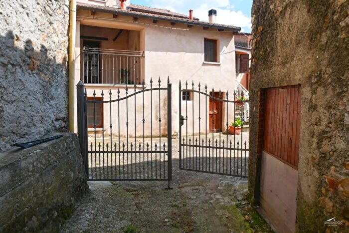 Casa con 5 locali in vendita in Fivizzano