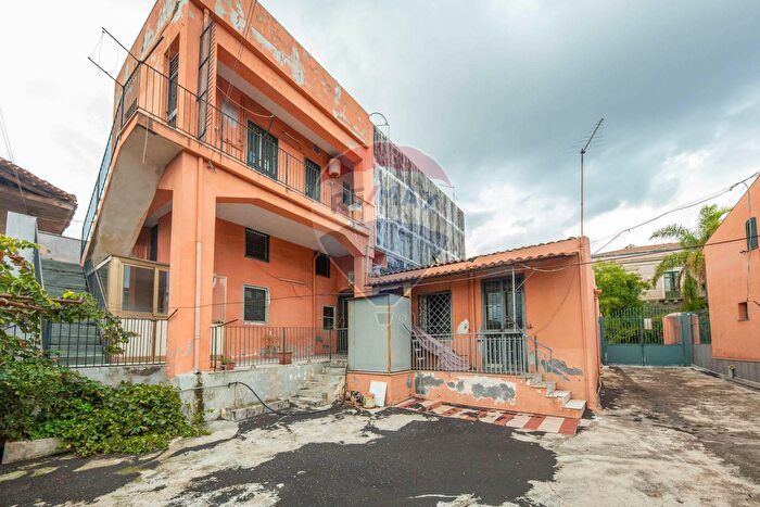 Casa con 7 locali in vendita in Strada Statale Orientale Sicula, Aci Castello