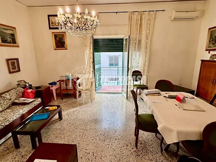 Appartamento con 5 locali in vendita in Napoli