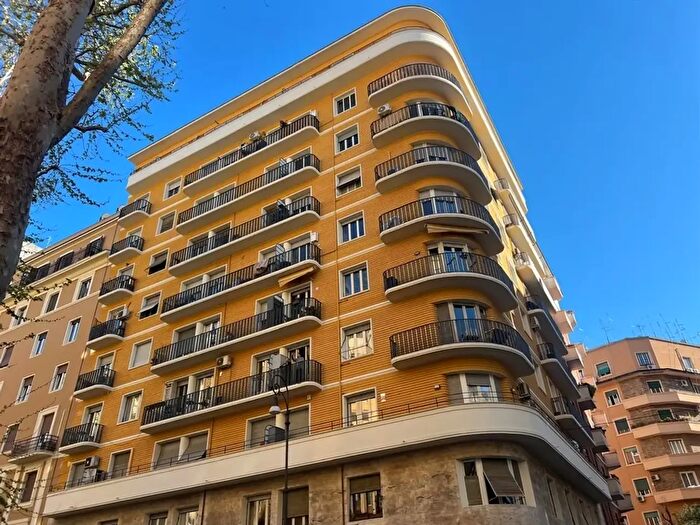 Appartamento trilocale in vendita in Viale del Vignola, Roma