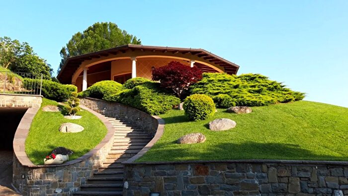 Casa con 8 locali in vendita in Via San Michele, Foresto Sparso