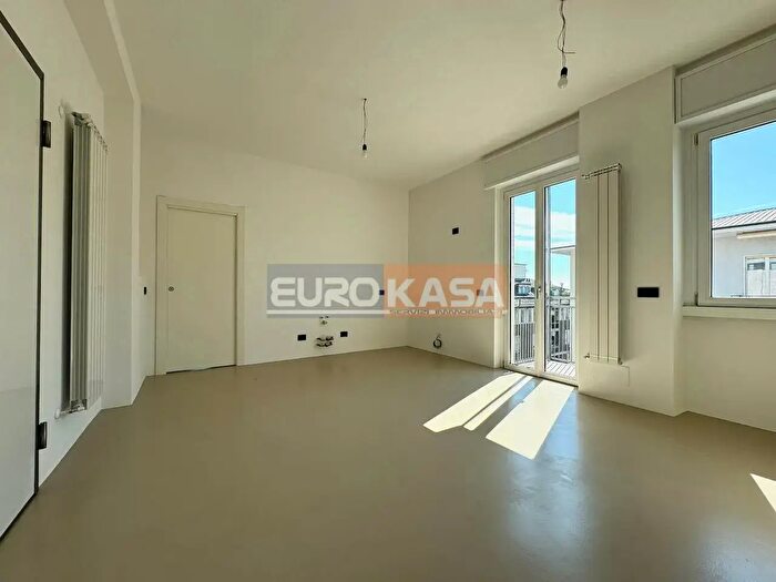 Appartamento trilocale in vendita in Via Martiri di Cefalonia, Bergamo