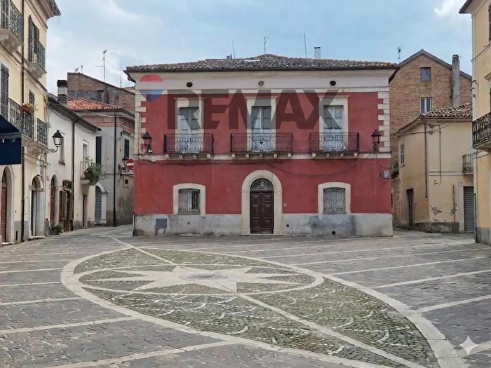 Casa con 6 locali in vendita in Piazza del Mercato, Fara Filiorum Petri