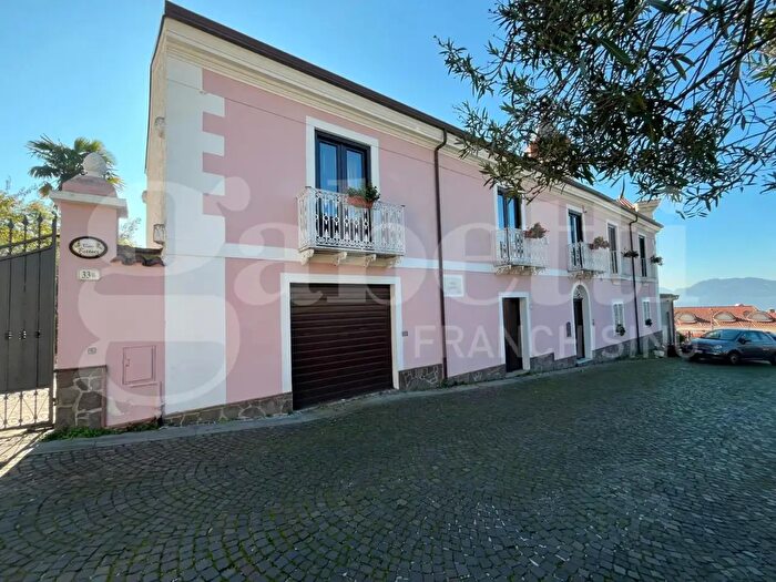 Casa con 10 locali in vendita in Piazza Umberto I, Raviscanina