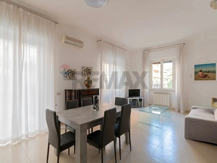 Appartamento con 6 locali in vendita in Via Petrarca, Palermo