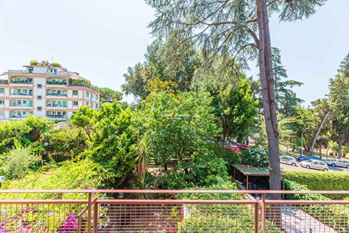 Appartamento con 8 locali in vendita in Via Cassia, Roma