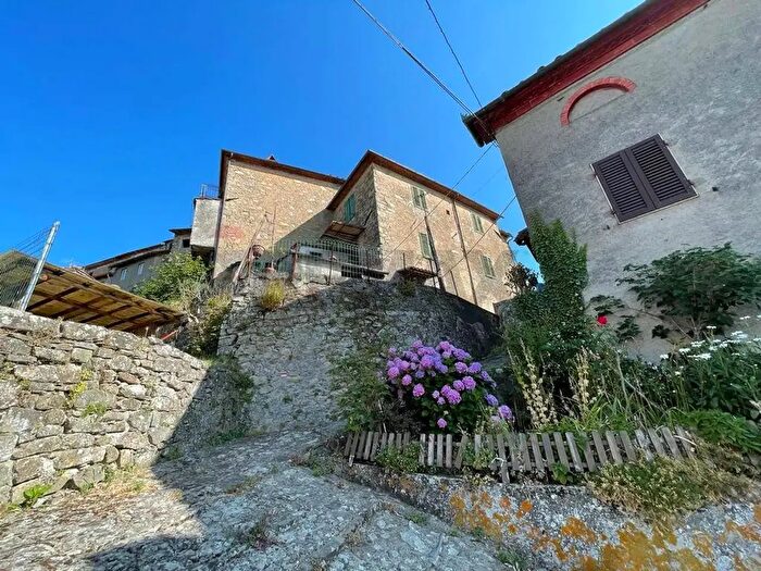 Casa con 7 locali in vendita in Bagni Di Lucca