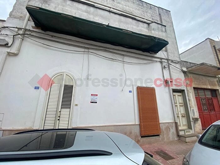 Appartamento con 7 locali in vendita in Via Roma, Avetrana