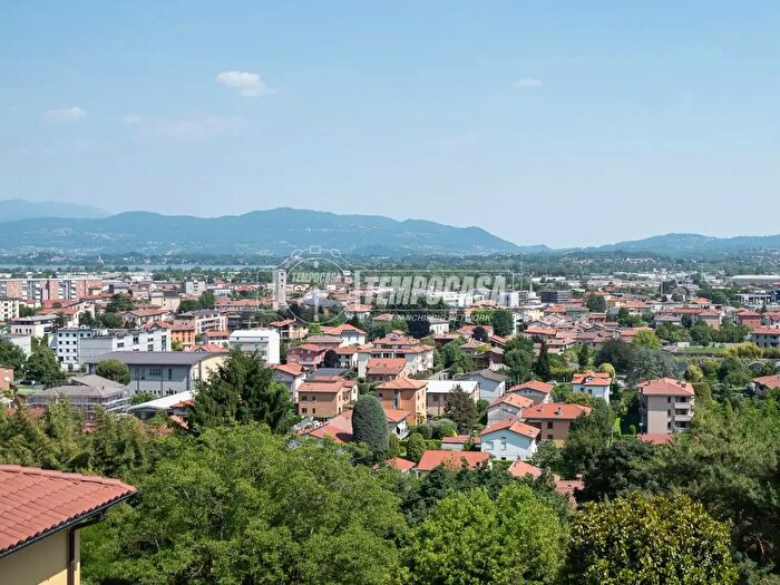 Appartamento con 10 locali in vendita in Via Tassera, Erba