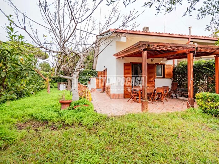 Casa quadrilocale in vendita in Via Marte Villino, Ladispoli