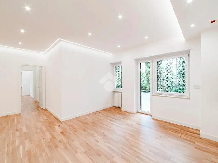 Appartamento trilocale in vendita in Via Misurina, Roma