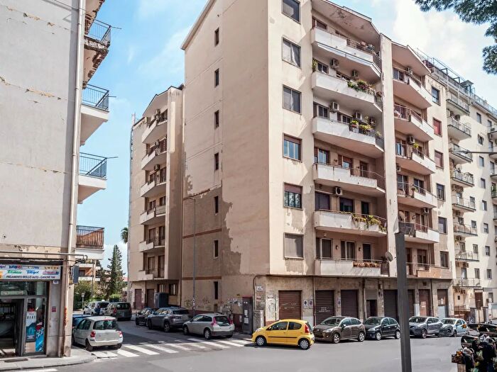 Appartamento con 5 locali in vendita in Via Fimia, Catania