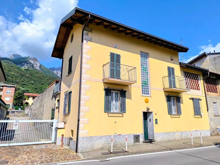 Casa con 5 locali in vendita in Via Novembre, Valmadrera