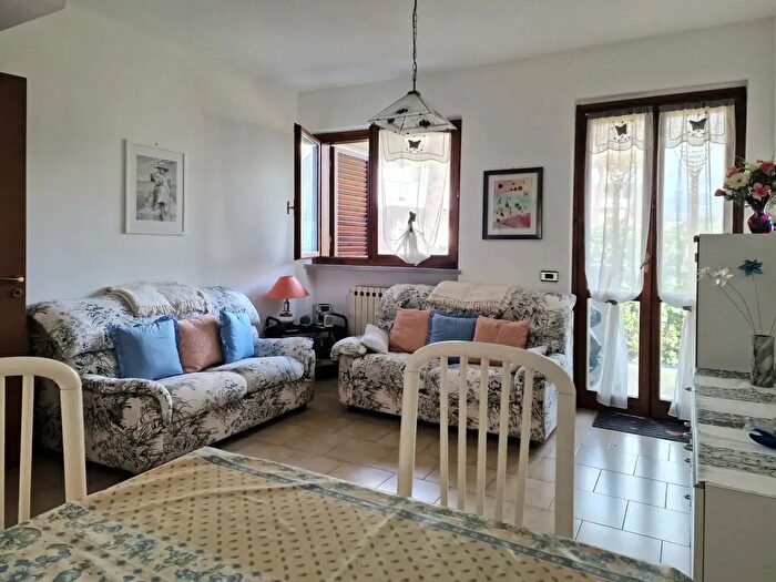 Casa con 5 locali in vendita in Massa