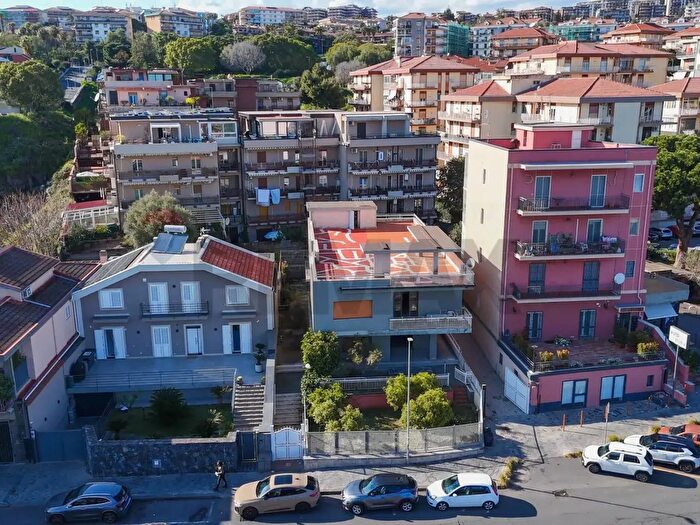 Casa con 10 locali in vendita in Via Nizzeti, Tremestieri Etneo