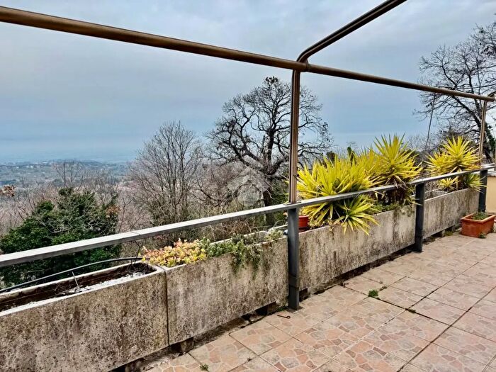 Appartamento trilocale in vendita in Via Roma, Rocca Di Papa