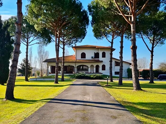 Casa con 10 locali in vendita in Pietrasanta