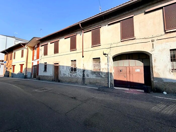 Casa con 8 locali in vendita in Via Sant'Elisabetta, Parabiago