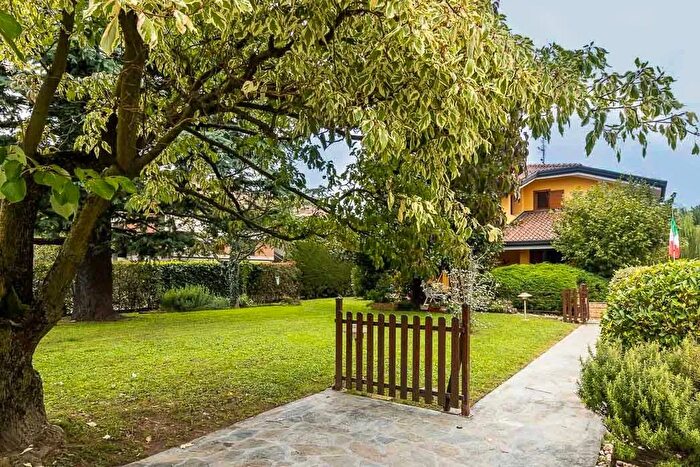 Casa con 10 locali in vendita in Via Milano, Bellusco