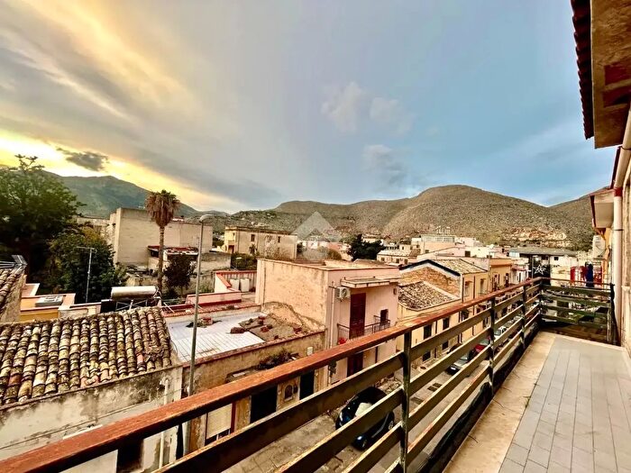 Appartamento con 5 locali in vendita in Via Porta di Mare, Palermo