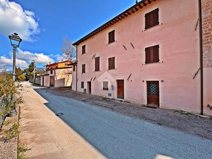 Casa con 12 locali in vendita in Str Corcia Petroia, Gualdo Tadino