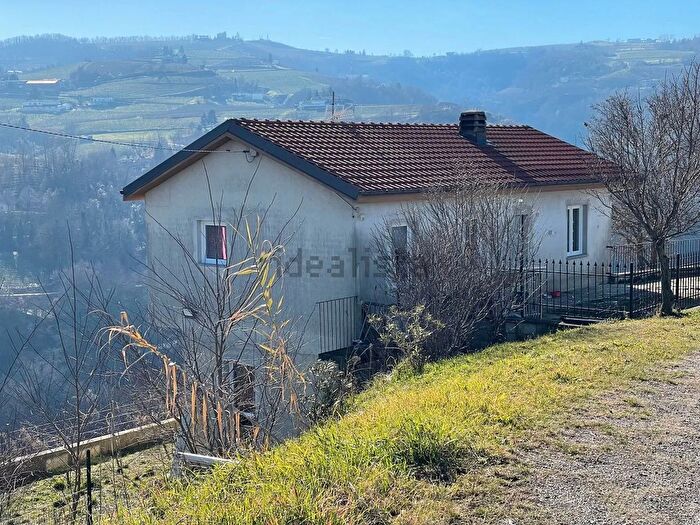 Casa con 5 locali in vendita in Canelli