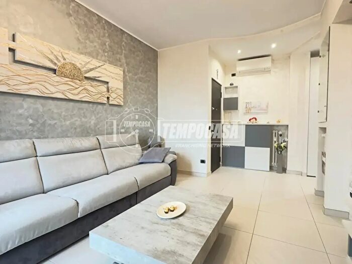 Appartamento trilocale in vendita in Via Francesco Petrarca, Cologno Monzese