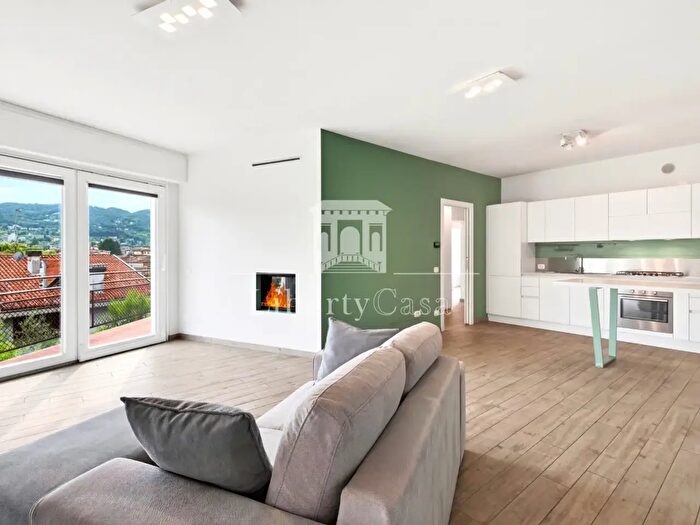 Appartamento quadrilocale in vendita in Via Oberdan, Salo