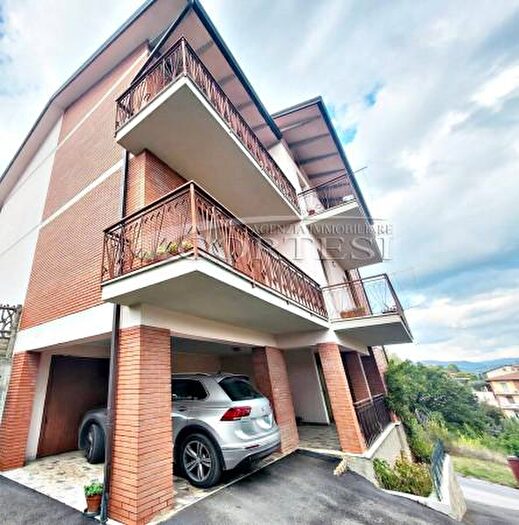 Casa con 6 locali in vendita in Via degli Astri, Perugia