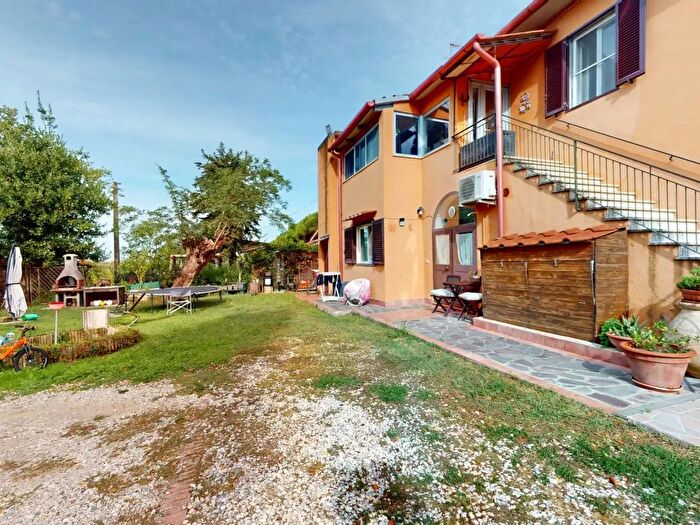 Appartamento con 6 locali in vendita in Via Fonte della Puzzolente, Livorno