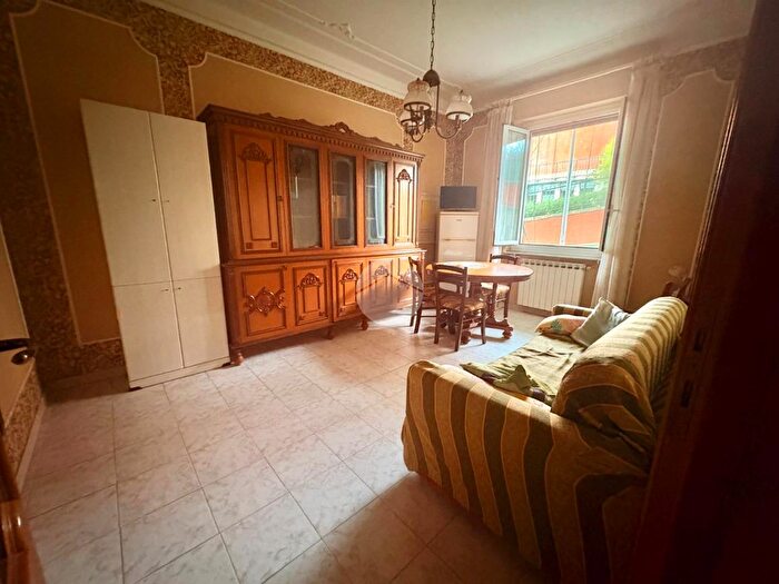 Appartamento trilocale in vendita in Via Pegli, Genova