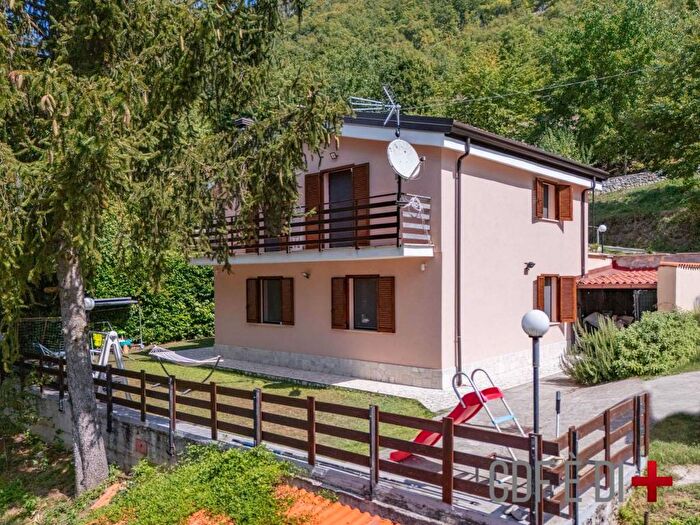 Casa trilocale in vendita in Via Val de' Varri, Pescorocchiano