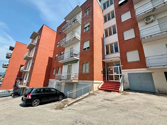 Appartamento con 10 locali in vendita in Via Don Minzoni, Fabriano