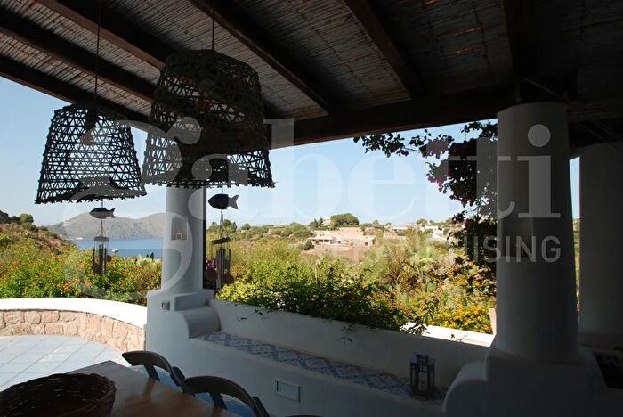 Casa con 7 locali in vendita in Via San Salvatore Snc, Lipari