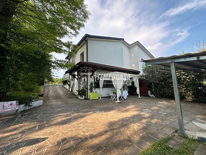 Casa quadrilocale in vendita in Lentate Sul Seveso