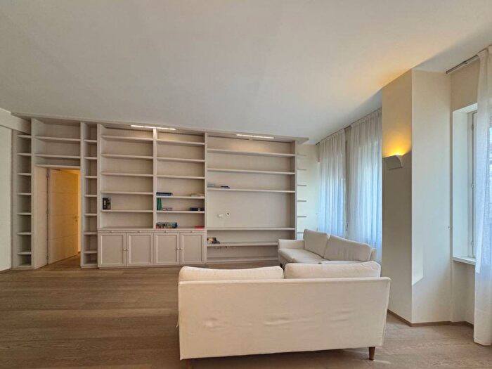 Appartamento trilocale in affitto in Piazza SantAmbrogio, SantAmbrogio, Milano