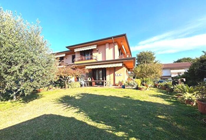 Casa con 5 locali in vendita in Via Ettore Teani, Massa