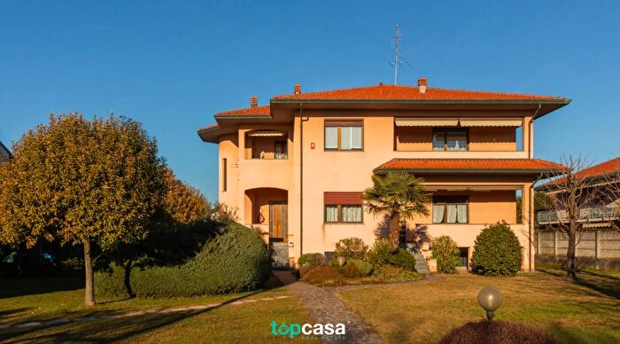 Casa quadrilocale in vendita in Via Cavour Vanzaghello Milano Lombardia Italia, Vanzaghello