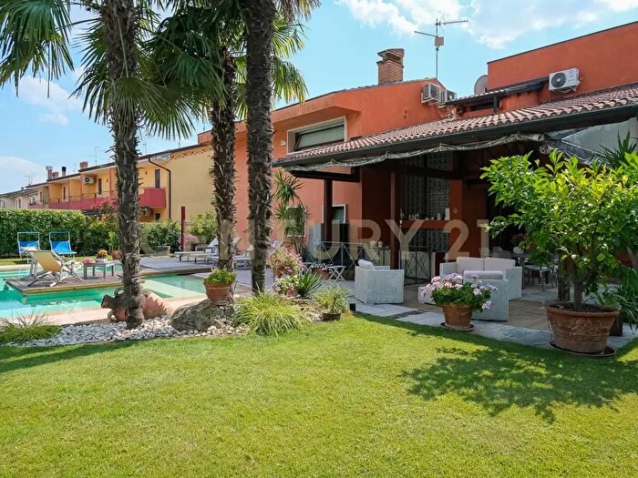 Casa con 10 locali in vendita in Via Adige, Montecchia Di Crosara