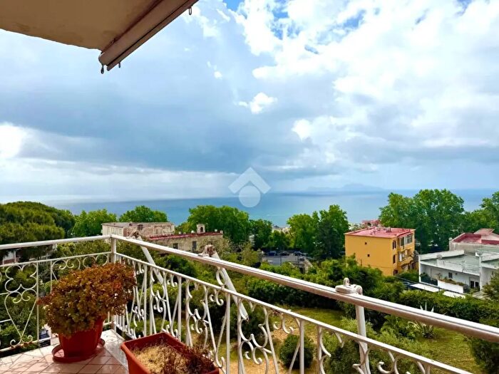 Appartamento trilocale in vendita in Via Francesco Petrarca, Napoli
