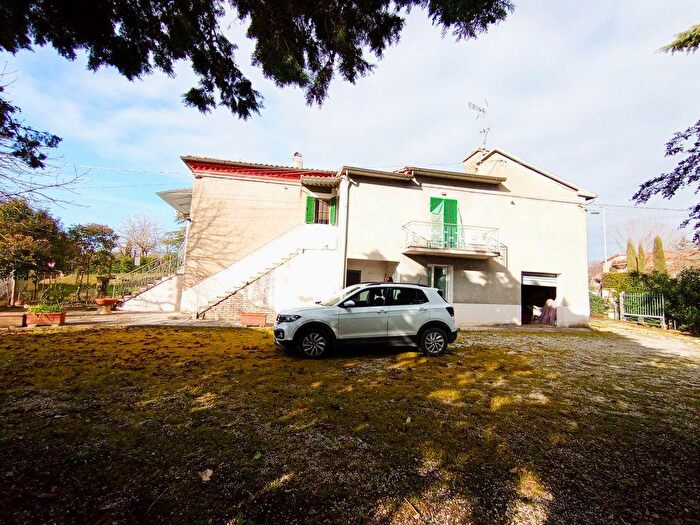 Casa con 18 locali in vendita in Foiano Della Chiana