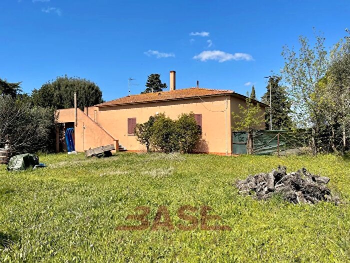 Casa con 6 locali in vendita in Via Monte Grappa, Cecina