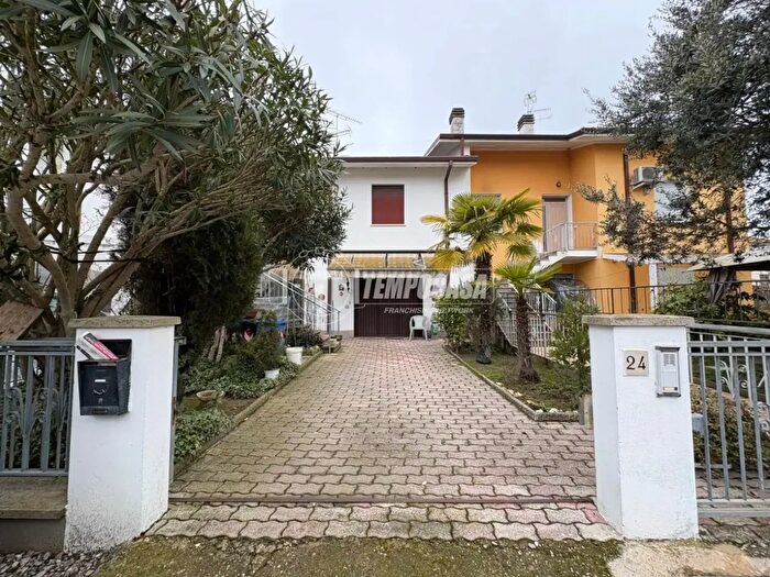 Casa quadrilocale in vendita in Via Mario Borghi, Mirandola