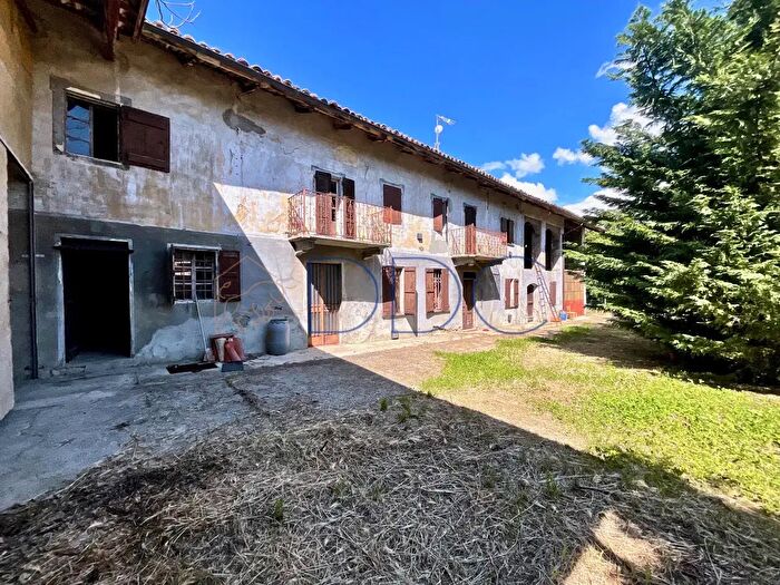 Casa con 8 locali in vendita in Frazione Remorfengo, Montiglio Monferrato
