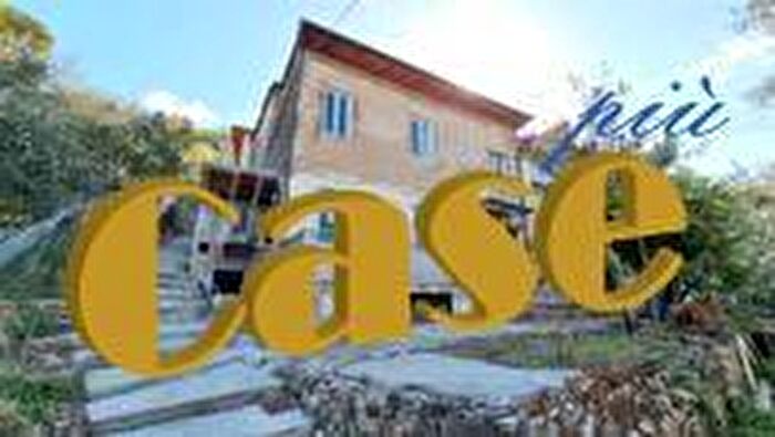 Casa con 9 locali in vendita in Camaiore