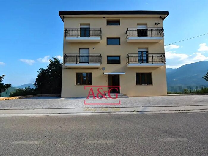 Appartamento con 7 locali in vendita in Viale Stradone, Montemonaco